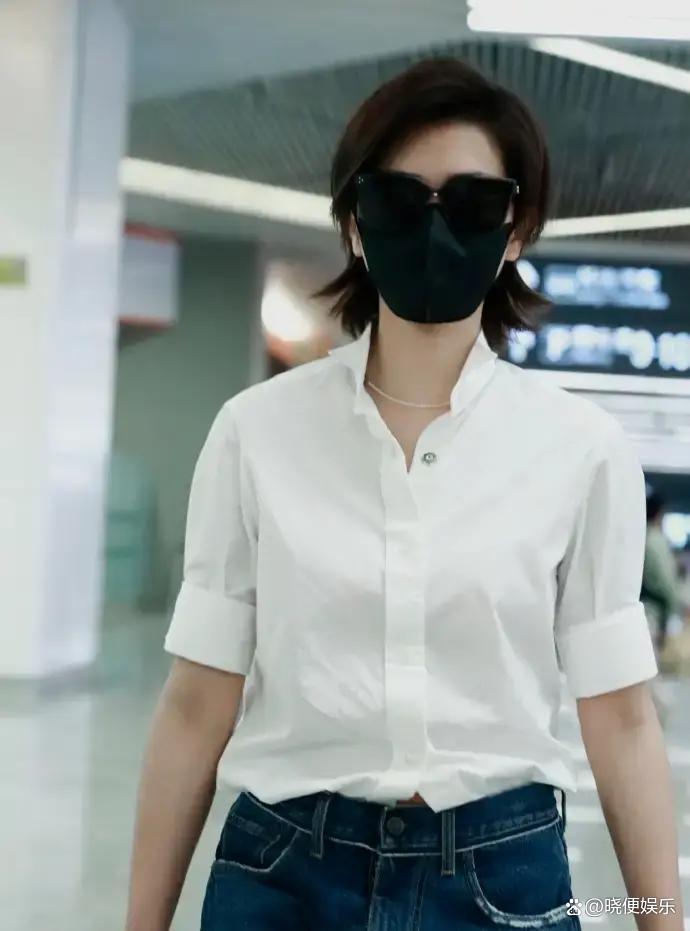 万茜简单穿搭高级感_衣品 女明星_万茜机场穿搭