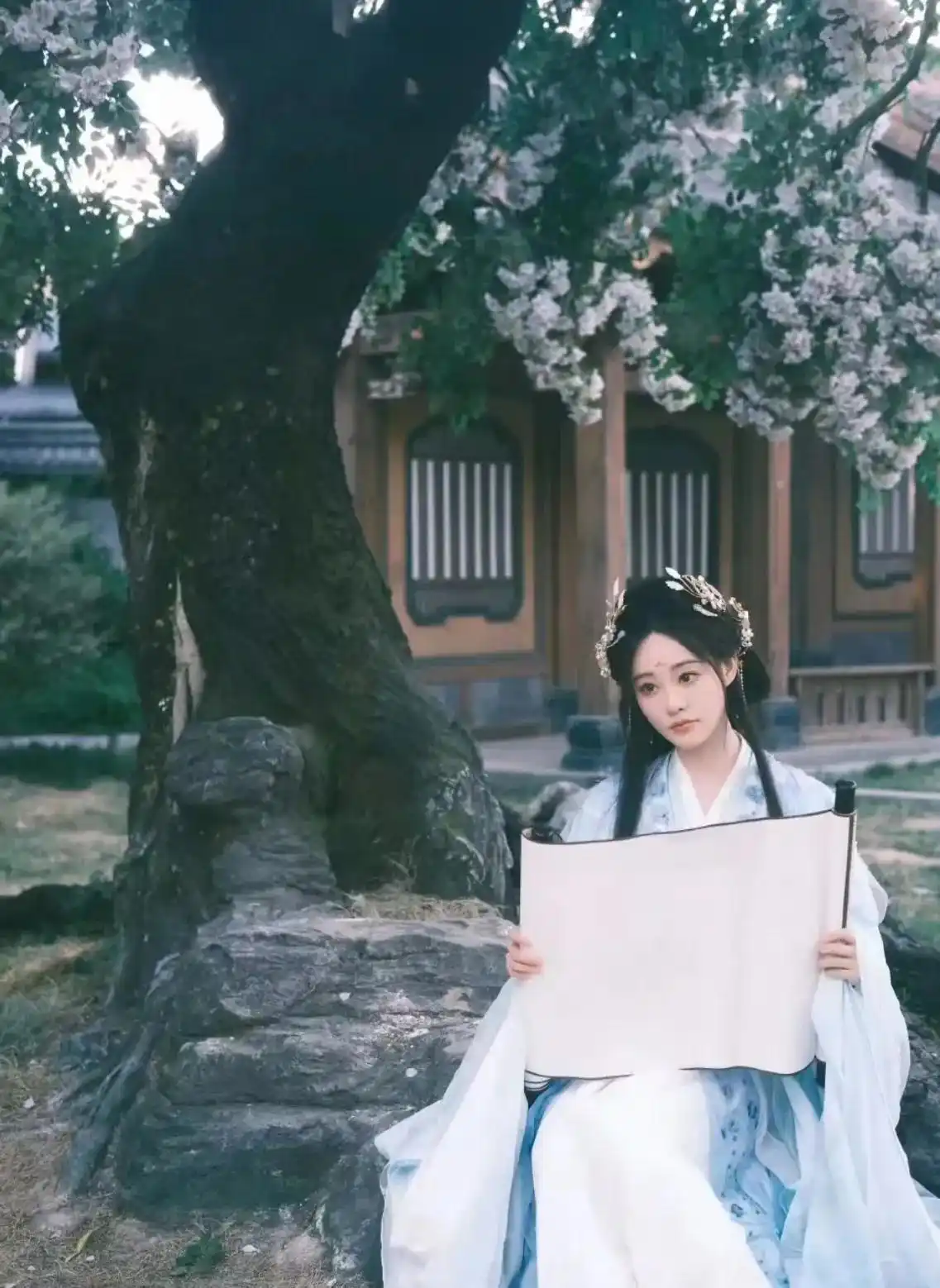 路人拍摄曝光娱乐圈畸形审美观：娜扎脊柱显突出，白鹿头重脚轻