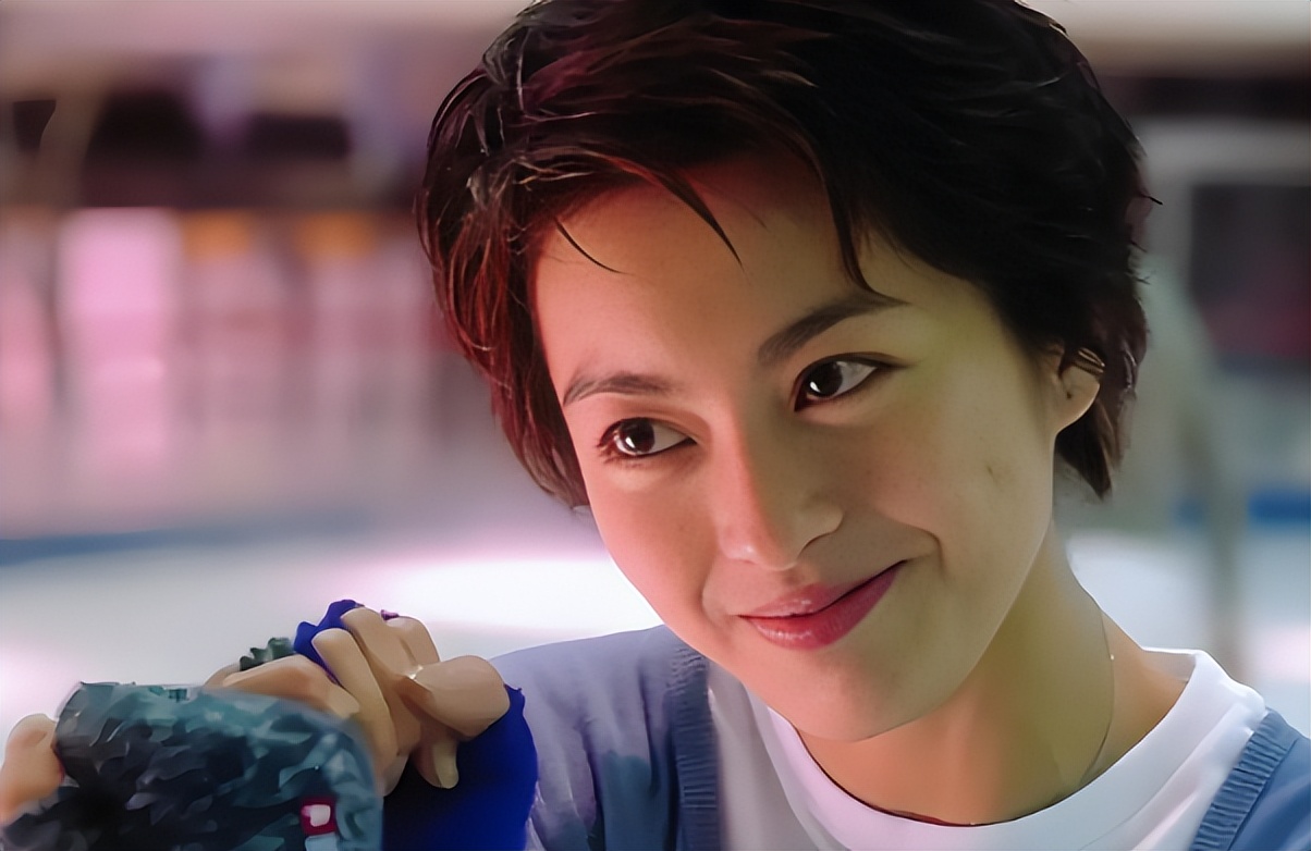 港圈短发美女_短发造型经典女星_短发女明星机场
